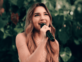 Esther Durán surpreende com o lançamento autoral “Grande Dia”