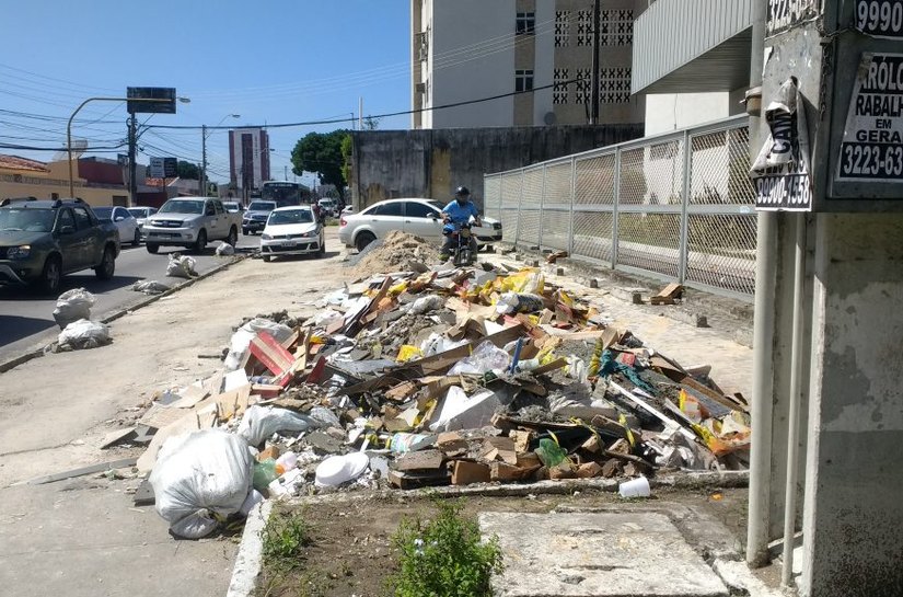 Obra é embargada pela Slum e Sedet por falta de licença e descarte irregular