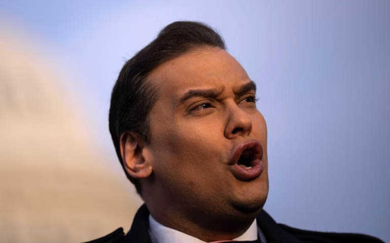 Ex-deputado de origem brasileira George Santos é condenado a 7 anos de prisão nos EUA