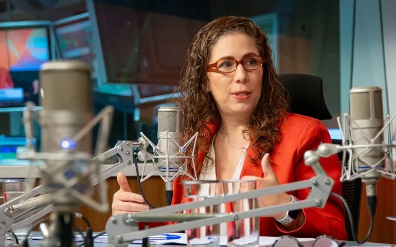 Esther Dweck sobre biometria para benefícios sociais: “Não precisa ter correria”