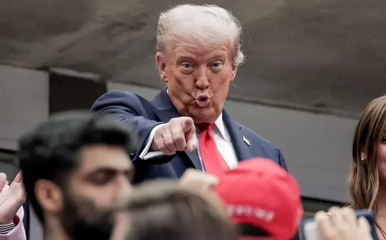 Trump afirma que espaço aéreo da Venezuela será reaberto