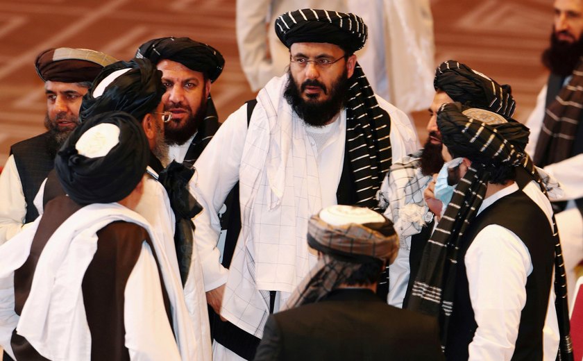 Chega a Cabul primeiro voo comercial após controle do país por talibãs