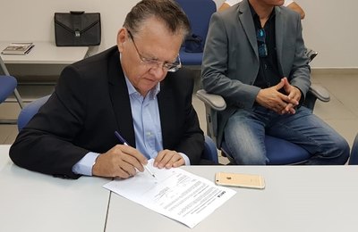 Isnaldo Bulhões assina contrato de repasse para construção da barragem do João Gomes  