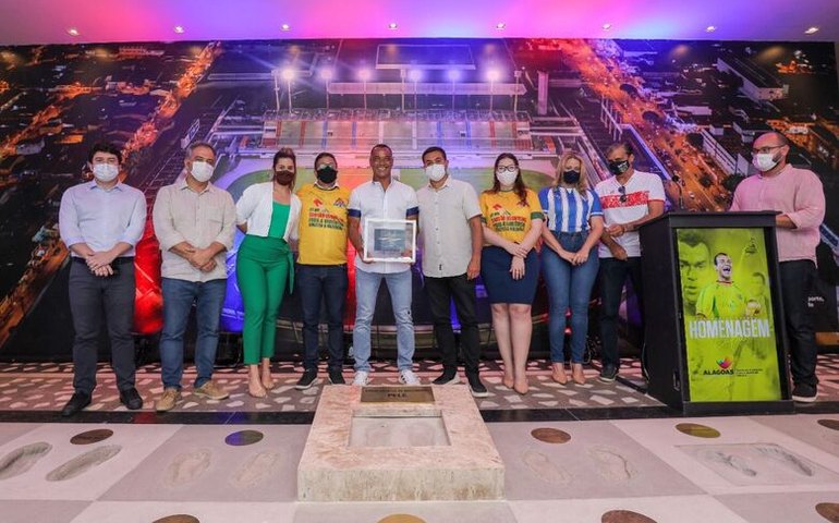 Cafu é homenageado e deixa marca no Hall da Fama do Rei Pelé
