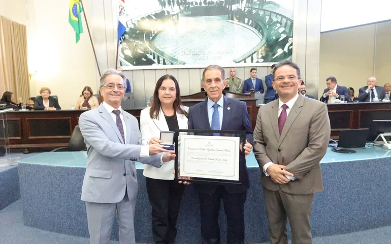 Homenagem na Assembleia Legislativa: desembargador Orlando Rocha Filho recebe Comenda Tavares Bastos