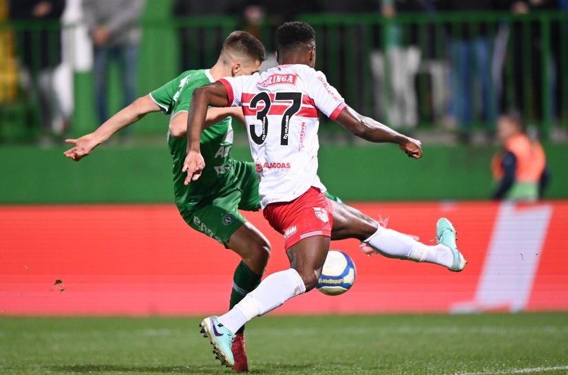 Em jogo de poucas emoções, CRB e Chapecoense empatam sem gols