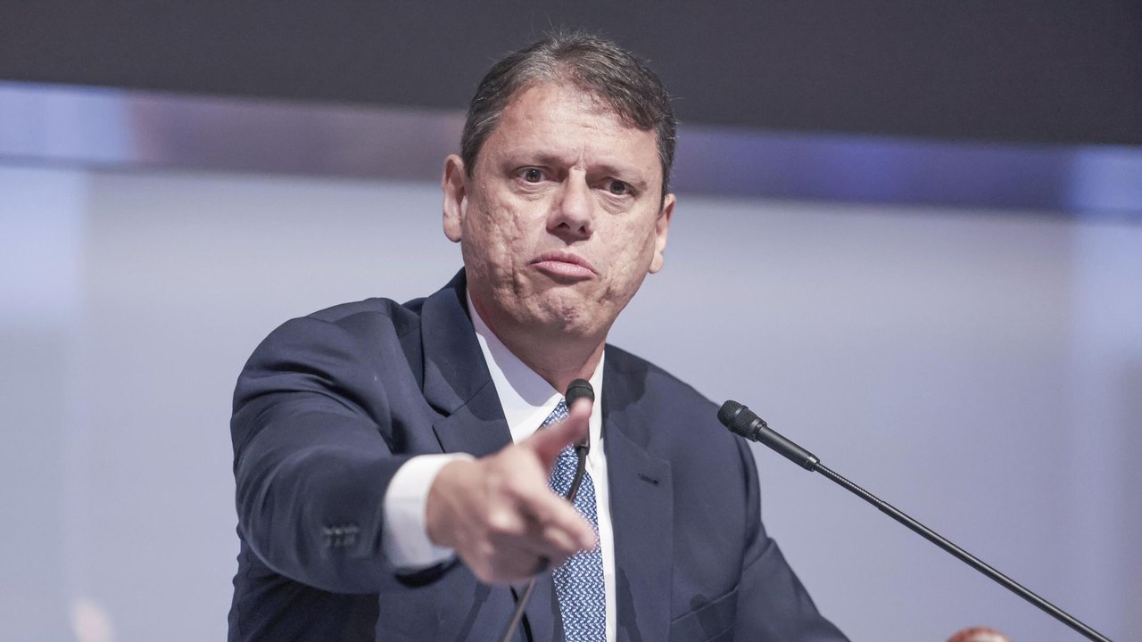 Tarcísio ressalta apoio a Flávio, mas defende pragmatismo em seu governo