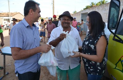 Prefeito Celino Rocha distribui o tradicional kit da Semana Santa em Anadia