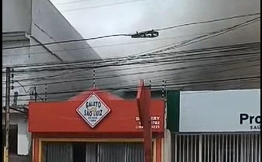 Bombeiros são acionados para explosão em galeteria na Jatiúca