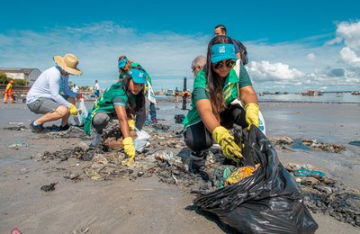 Projeto Praia Limpa faz mutirão de limpeza na Ponta Verde, neste sábado