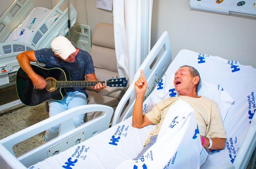 Música desperta memórias em paciente com suspeita de Alzheimer no Hospital da Cidade