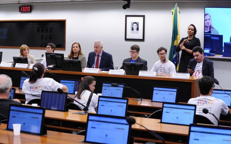 Debatedores cobram combate ao capacitismo e 'adaptação real' para pessoas com síndrome de Down