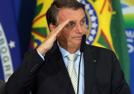 Bolsonaro aumenta salário mínimo para R$ 1.302 a partir de 2023