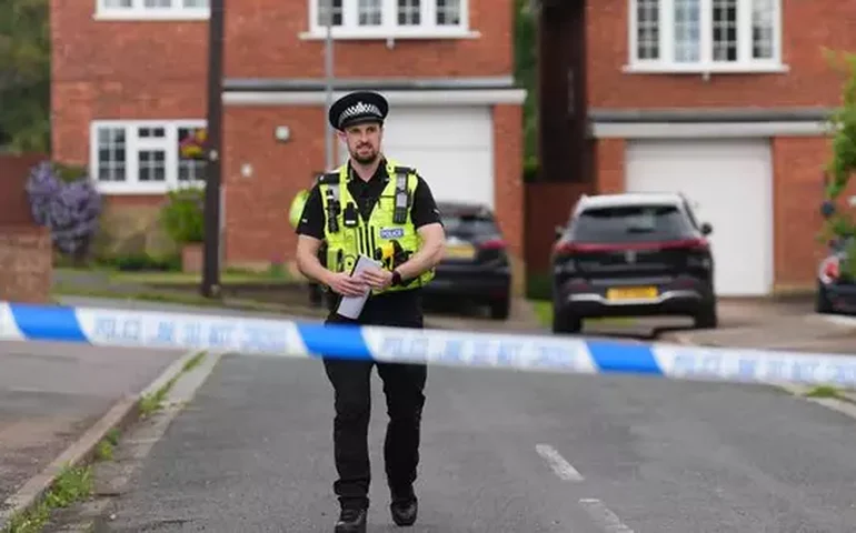 Cidade britânica onde três meninas foram mortas a facadas sofre com onda de conflitos violentos nas ruas