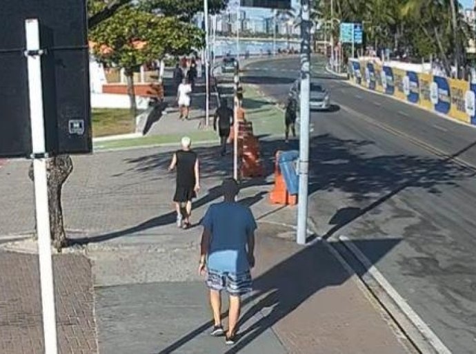 Câmeras de totem da Prefeitura de Maceió registram atropelamento na Ponta Verde