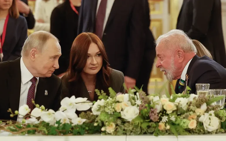Lula conversa com Putin em jantar na véspera do Dia da Vitória na Rússia