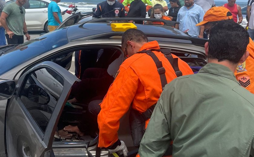 Duas pessoas ficam presas às ferragens em acidente no Pontal da Barra