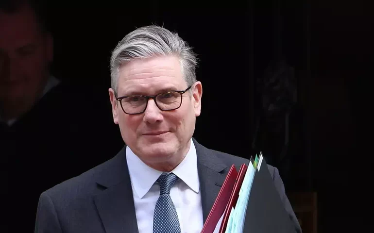 Documentos revelam alerta a Starmer sobre relações entre ex-embaixador e Epstein