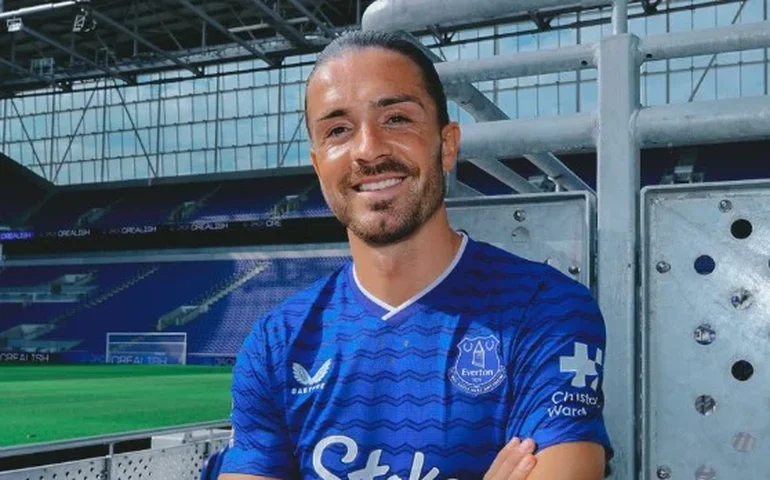 Grealish, ex-Manchester City, é flagrado dormindo em bar durante festa em Manchester