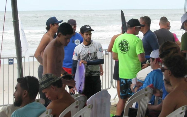 Campeonato Alagoano de Bodyboard reúne atletas e admiradores na Praia do Pontal da Barra
