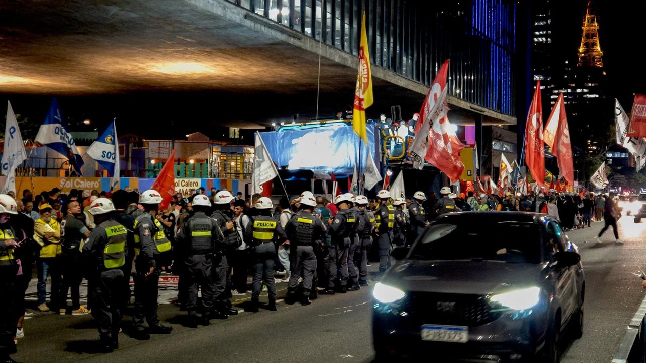 Manifestantes pressionam Senado por fim da escala 6 x 1 em atos no Brasil