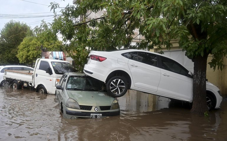 Argentina decreta 3 dias de luto por vítimas de enchentes no país; Brasil expressa solidariedade