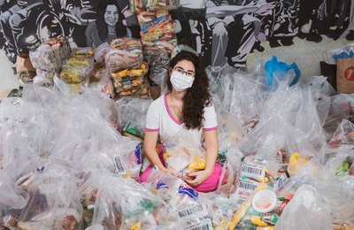 Teca Nelma doa uma tonelada e meia de alimentos para vítima das  chuvas em Maceió