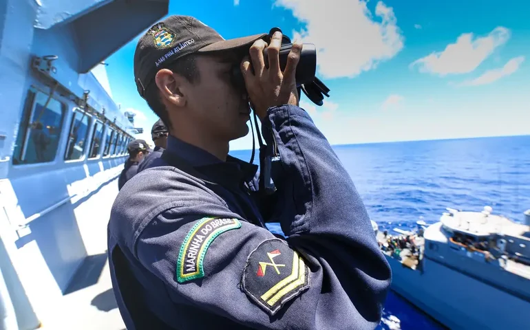 Como a Marinha do Brasil vai comandar força-tarefa contra piratas sem navios no Mar Vermelho? Entenda