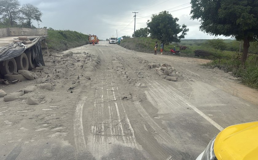 Caminhão perde controle e provoca acidente com três veículos na AL-220