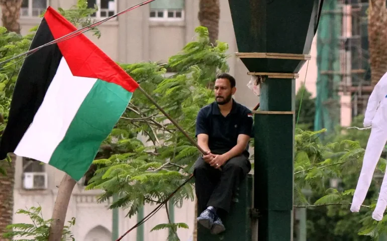 Homem é preso na índia por hastear a bandeira da Palestina no Dia da Independência