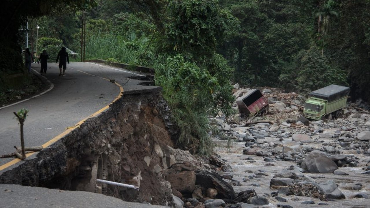 Chuvas e lava vulcânica fria matam dezenas na Indonésia
