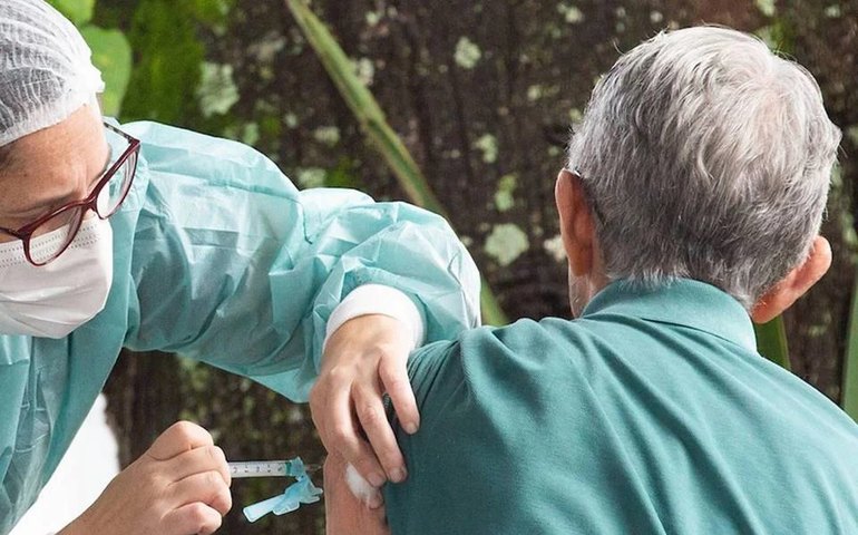 Vacina da covid-19: OMS muda orientação sobre dose de reforço; o que dizem os médicos?