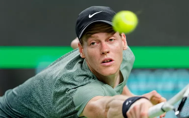 Após mal-estar em Cicinnati, Sinner volta a treinar nos EUA