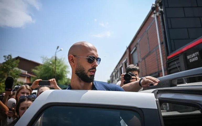 Romênia suspende prisão domiciliar do 'influenciador' Andrew Tate