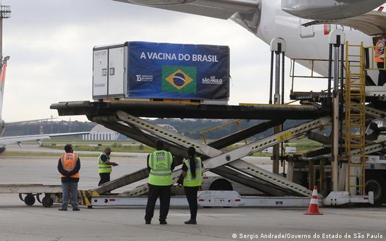 Brasil recebe insumos para produzir vacina