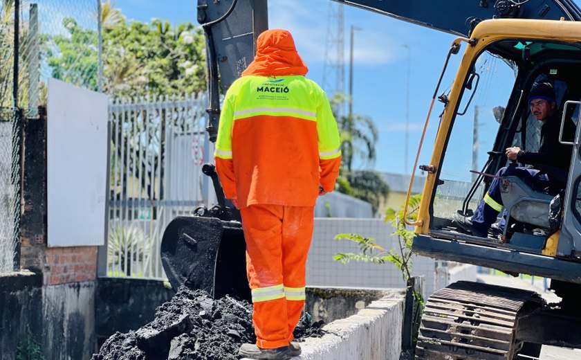 Alurb retira mais de 330 toneladas de detritos do Riacho do Sapo, na Mangabeiras