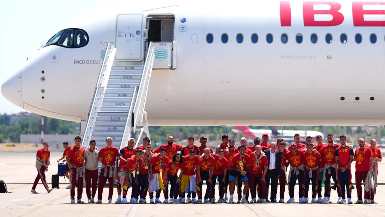 Campeões mundiais espanhóis retornam para casa para uma recepção real e desfile pelas ruas de Madri.