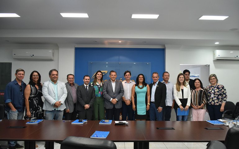 Fecomércio recebe deputados e apresenta números do setor