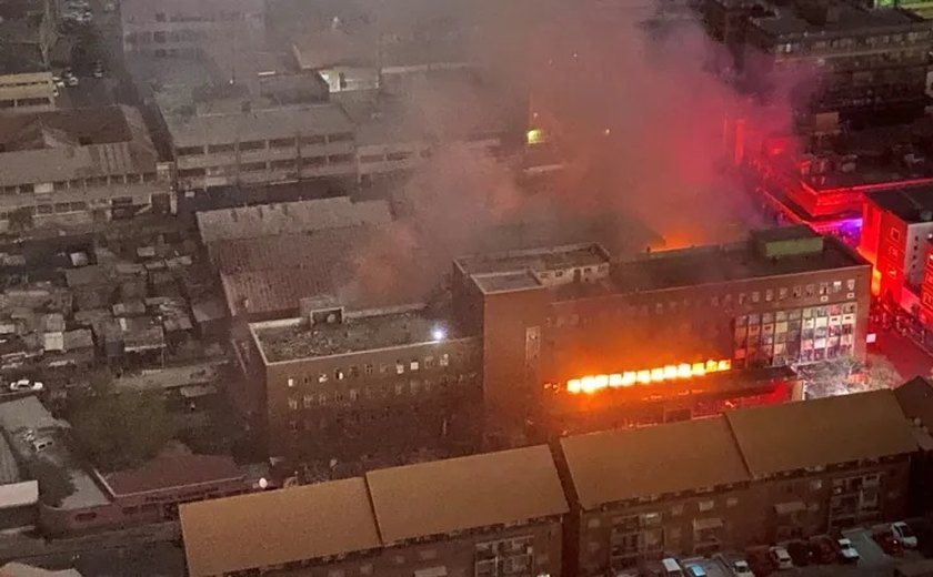 Incêndio em prédio deixa 73 mortos na África do Sul