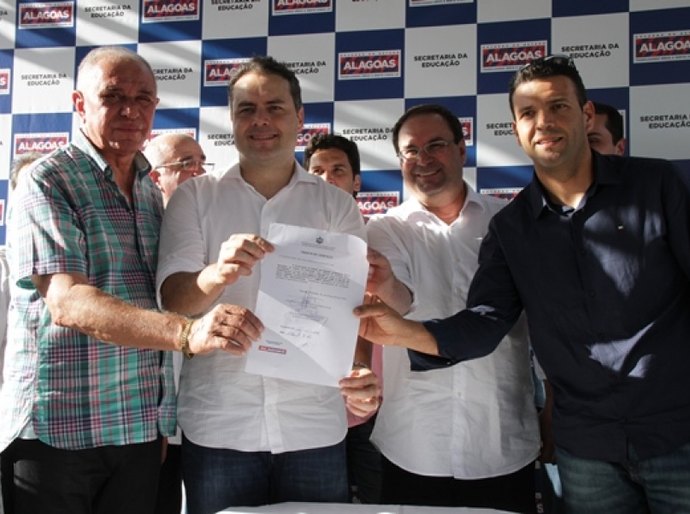 População de Poço das Trincheiras ganha nova escola e ginásio