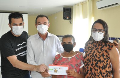 Assistência Social de Anadia, Instituto Girassol e Rede Gerando Falcões distribuem 550 cartões de vale alimentação