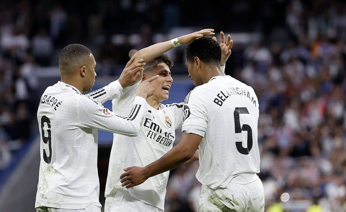 Arda Güler, Mbappé e J. Bellingham comemoram gol no clássico diante do Barcelona Arda Güler, Mbappé e J. Bellingham comemoram gol no clássico diante do Barcelona
