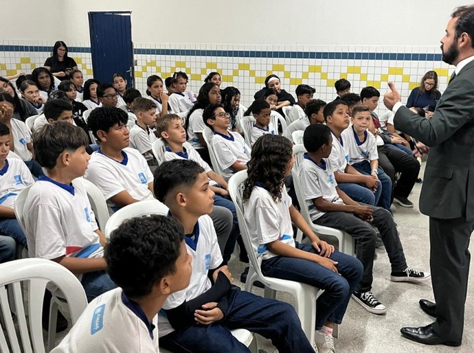 Adolescentes de escola no Farol aprendem a construir ambiente escolar saudável com o Cidadania e Justiça