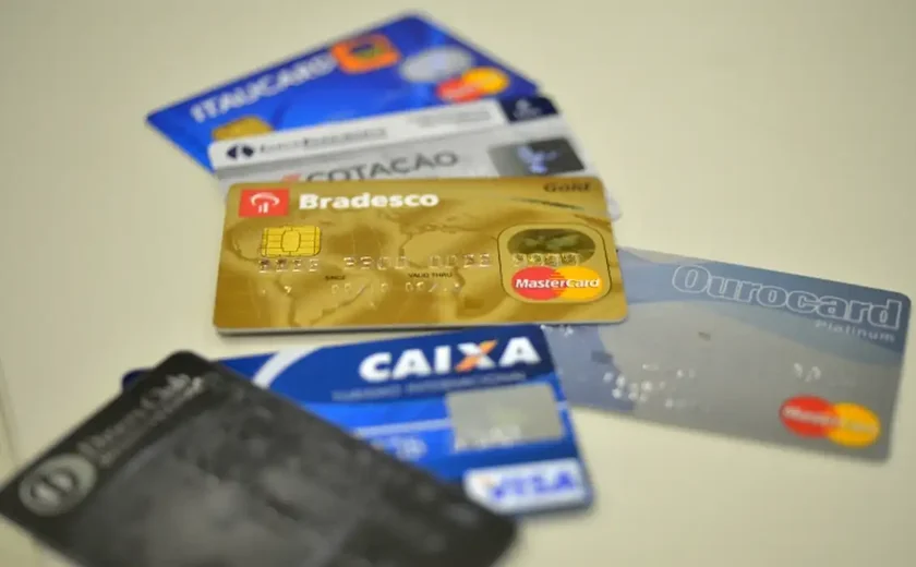 Cartões movimentam R$ 1 trilhão no 3º trimestre, com alta de 10,2% em 1 ano, aponta Abecs