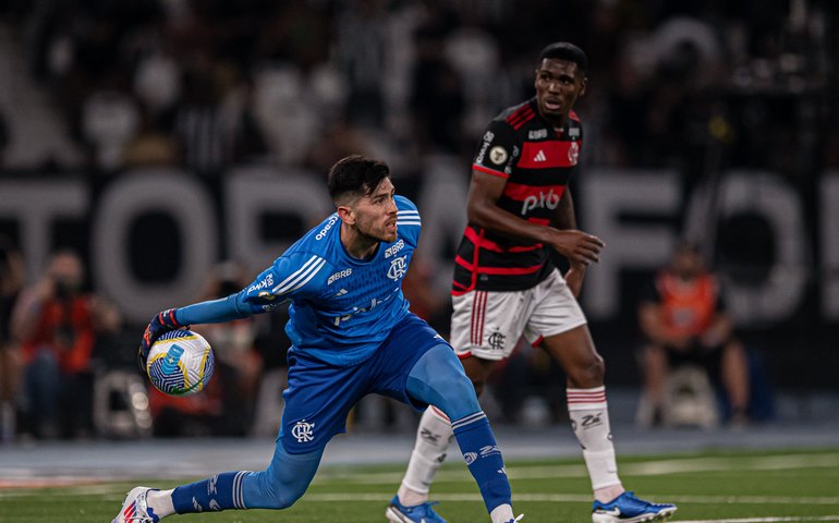 Botafogo domina o Flamengo, goleia o rival no clássico e reassume a liderança do Brasileiro