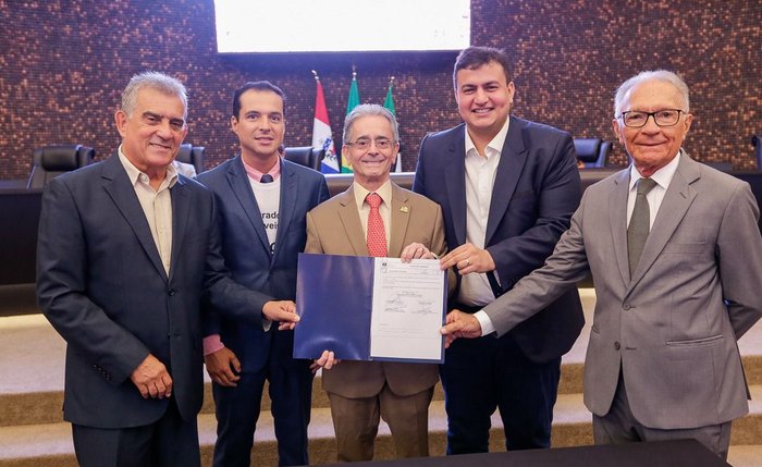 Prefeito Carlos participa da adesão de Rio Largo ao Programa Moradia Legal Prefeito Carlos participa da adesão de Rio Largo ao Programa Moradia Legal