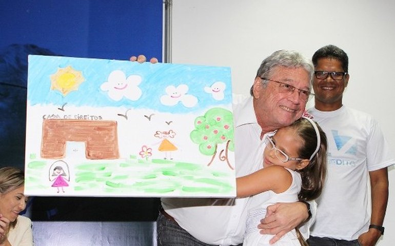 Famílias beneficiadas por serviços da Sepaz homenageiam governador