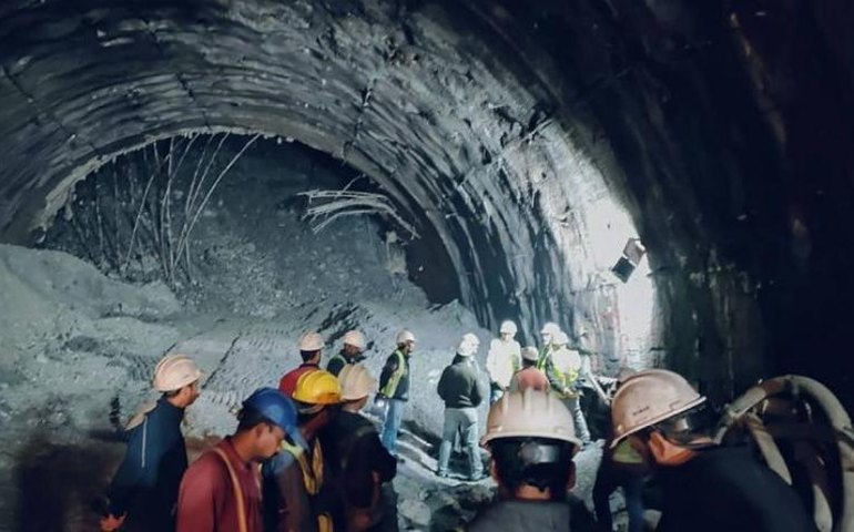 Operários iniciam perfuração manual do solo para resgatar presos em túnel na Índia; vídeo