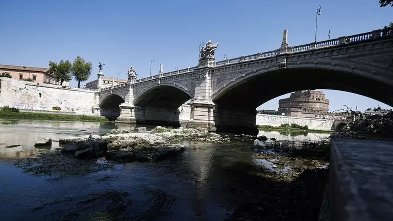 Estiagem no rio Tibre revela vestígios de ponte romana de 2 mil anos