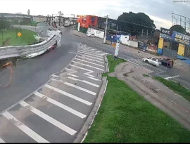 Tombamento de caminhão trava trânsito no Tabuleiro dos Martins